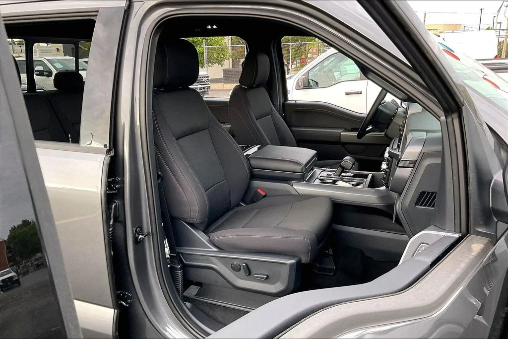 New 2026 Carbonized Gray Metallic Ford XLT image 6