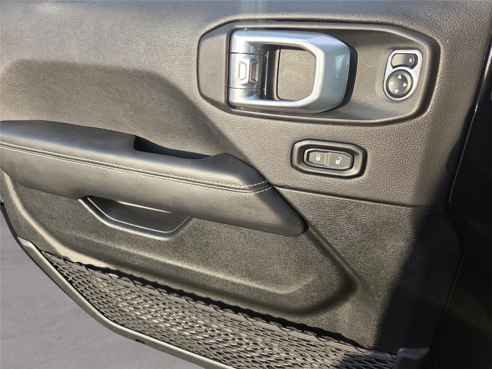 Used 2022 Black Clearcoat Jeep Overland image 17