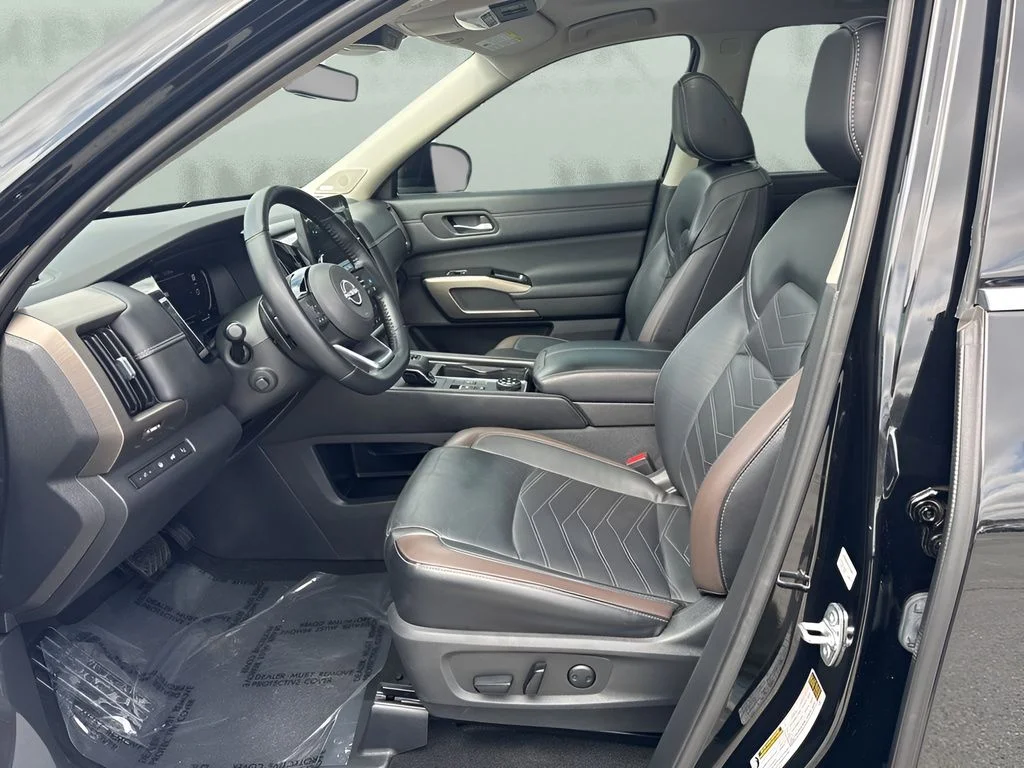 Used 2023 Black Nissan Platinum image 9