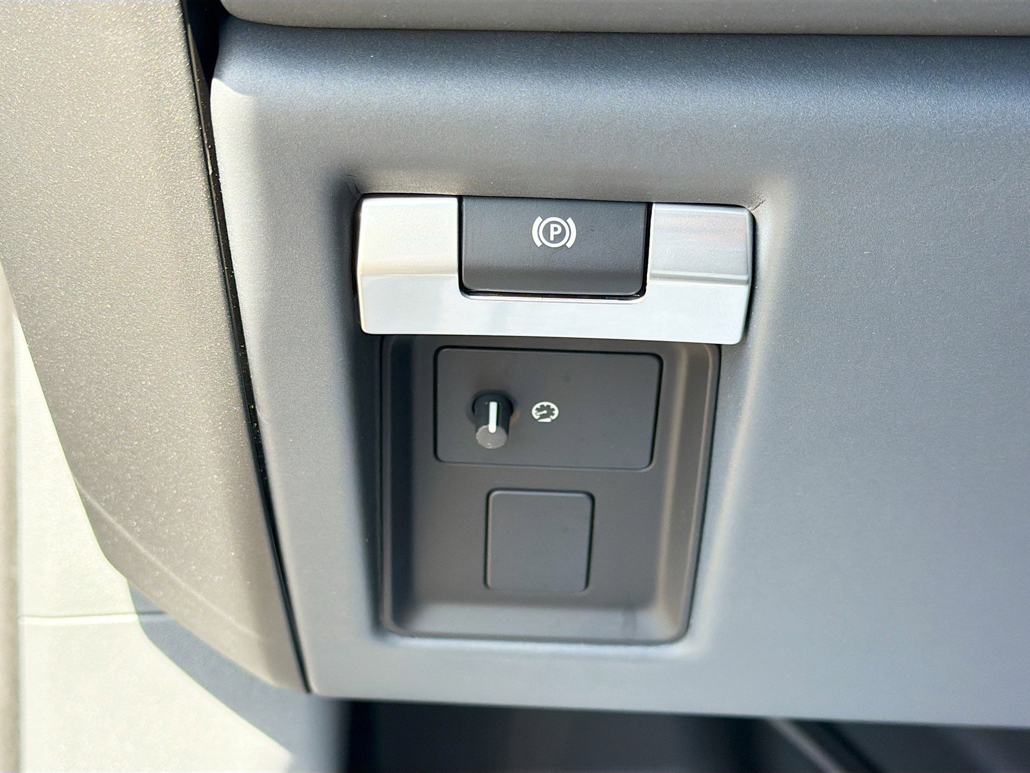 New 2026 Charente Grey Land Rover OCTA image 34