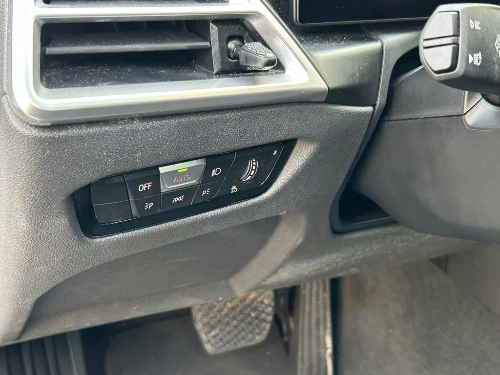 Used 2025 White BMW 330i image 18
