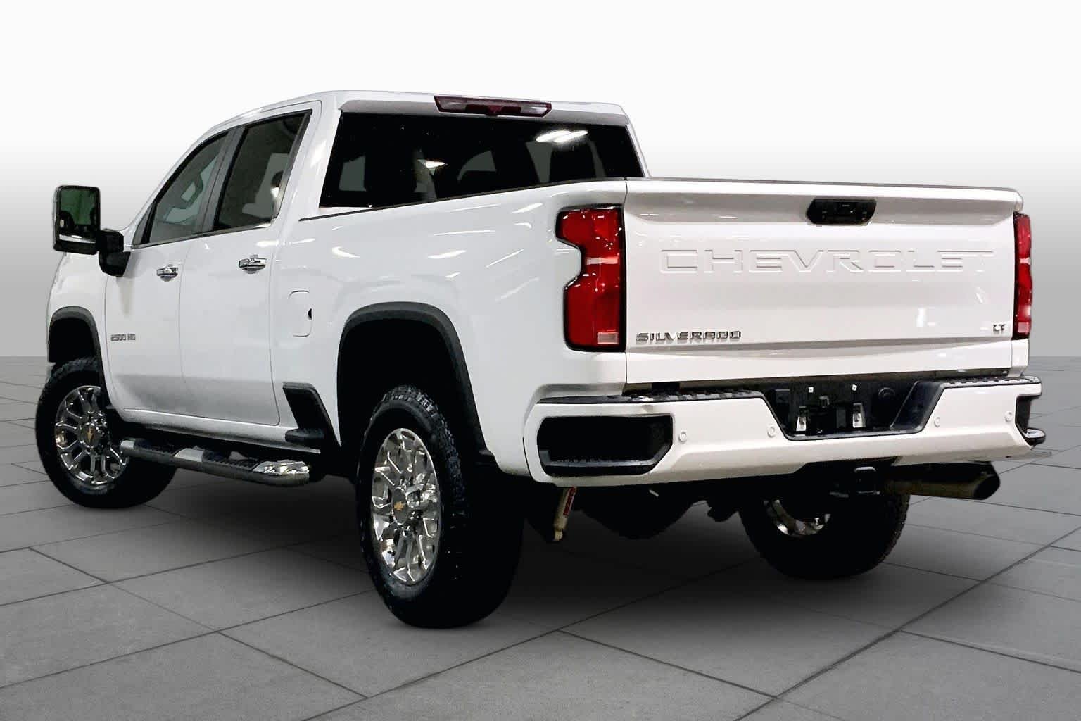 Used 2025 Summit White Chevrolet LT image 12