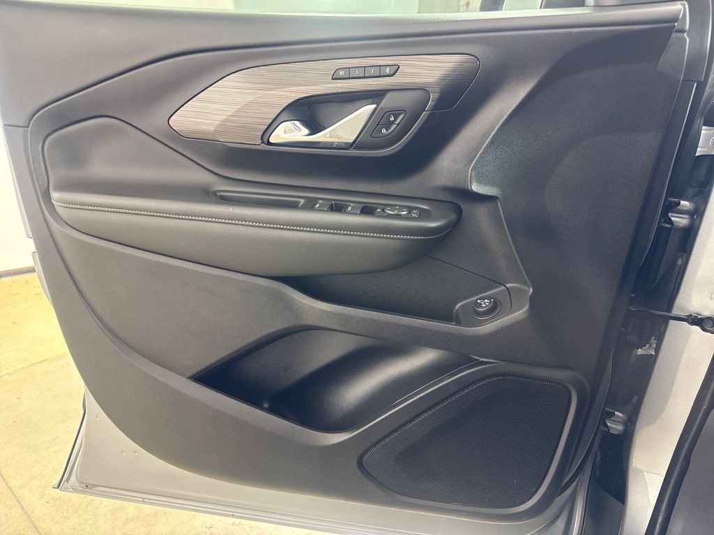 Used 2023 Silver GMC SLT image 17