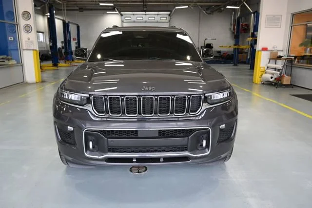 Used 2021  Jeep Overland image 2