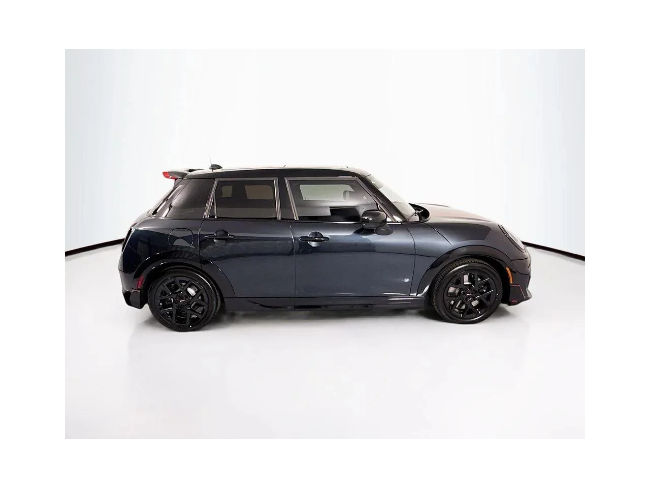 New 2026 Legend Grey Metallic MINI ICONIC image 4