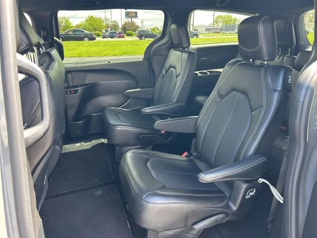 Used 2025 White Chrysler Select image 30