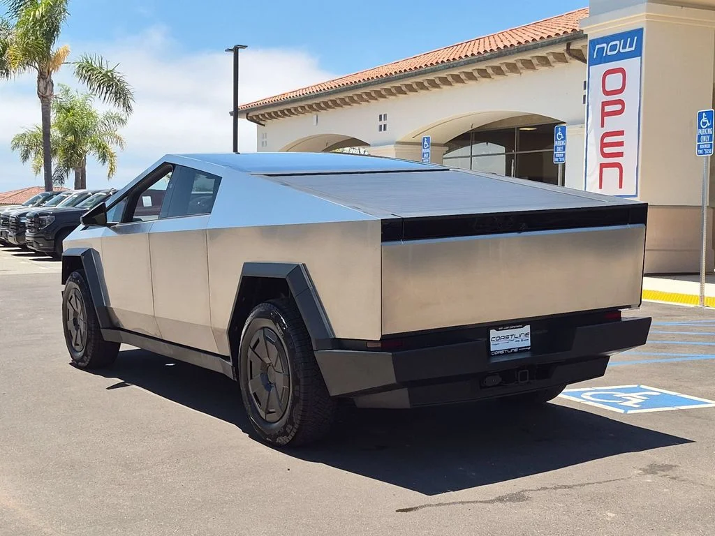 Used 2025  Tesla Long Range image 7