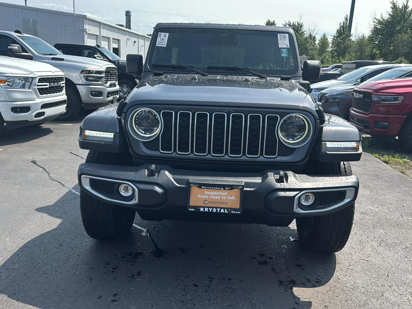 Used 2025 Granite Crystal Metallic Clearcoat Jeep Sahara image 6