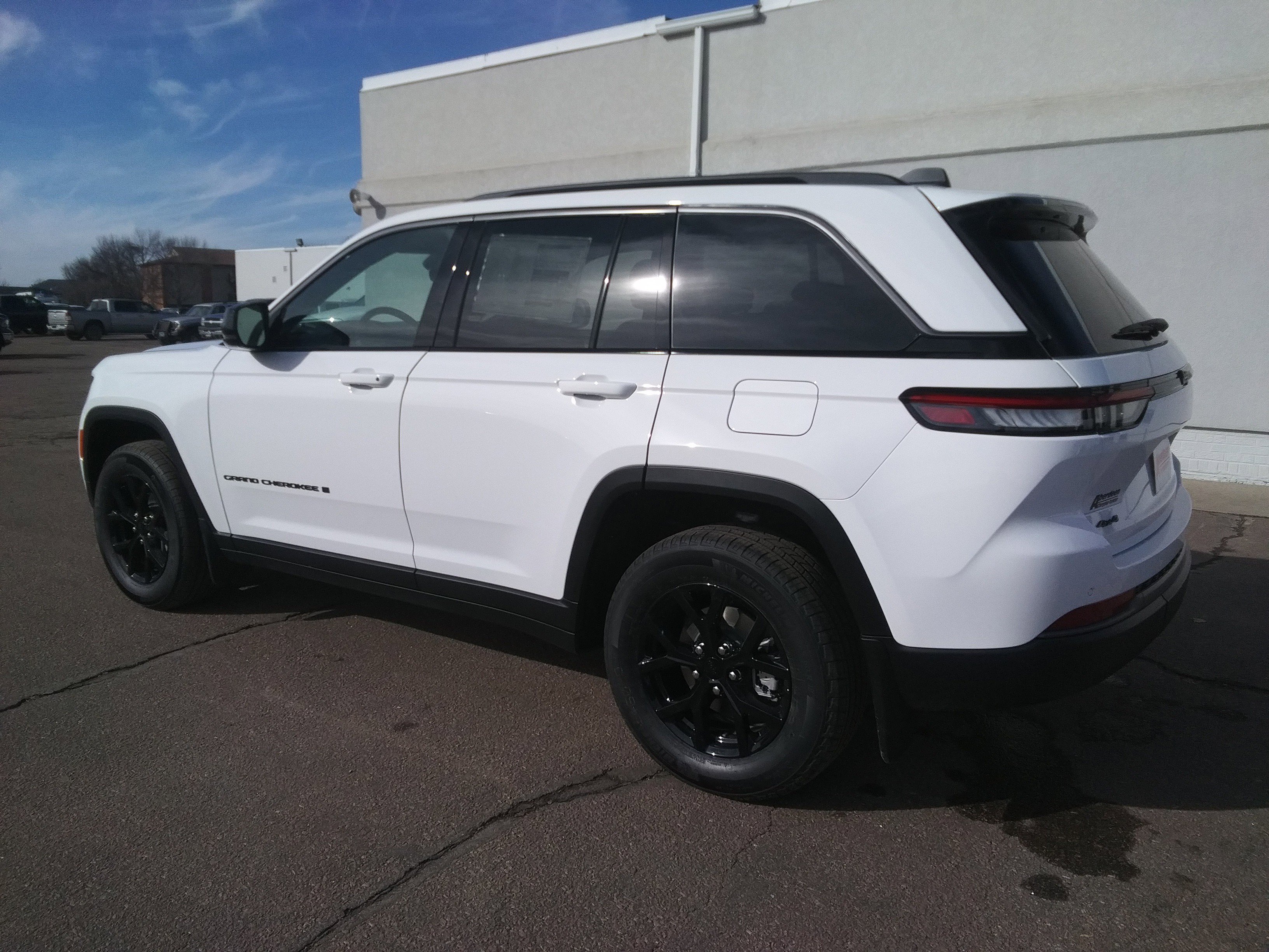 New 2026 Bright White Clear-Coat Exterior Paint Jeep Altitude image 7