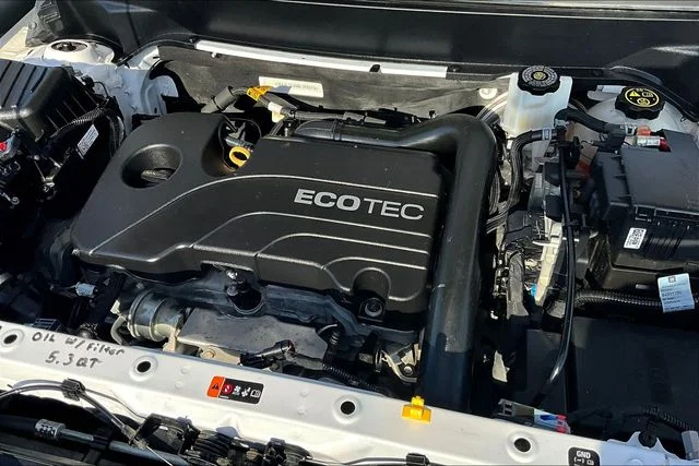 Used 2021 White GMC SLE image 29