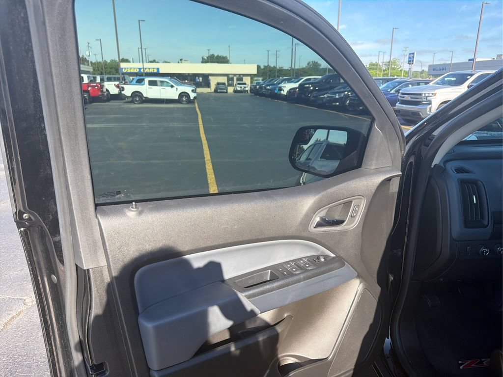 Used 2022 Black Chevrolet Z71 image 17