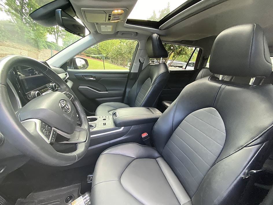 Used 2025 Ruby Flare Pearl Toyota XLE image 13