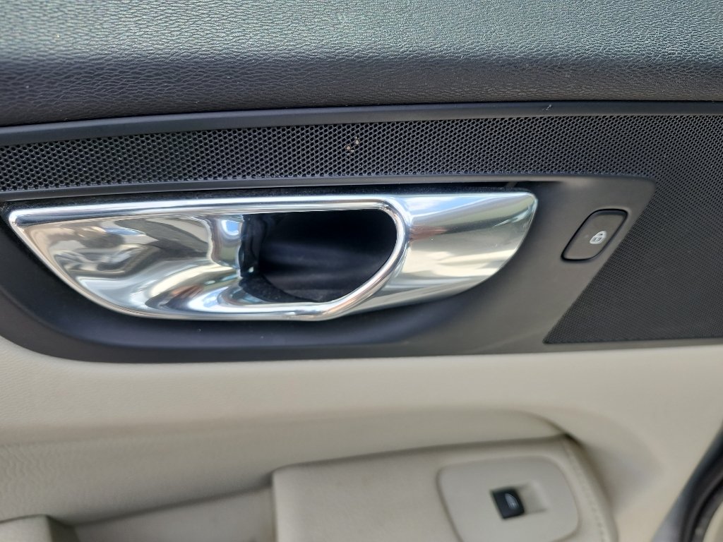 Used 2018 Electric Silver Metallic Volvo Momentum image 15