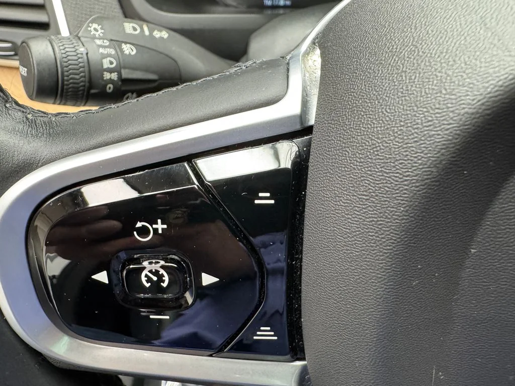 Used 2021 White Volvo T6 Momentum image 15
