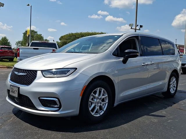 Used 2024 Silver Chrysler Touring L image 3