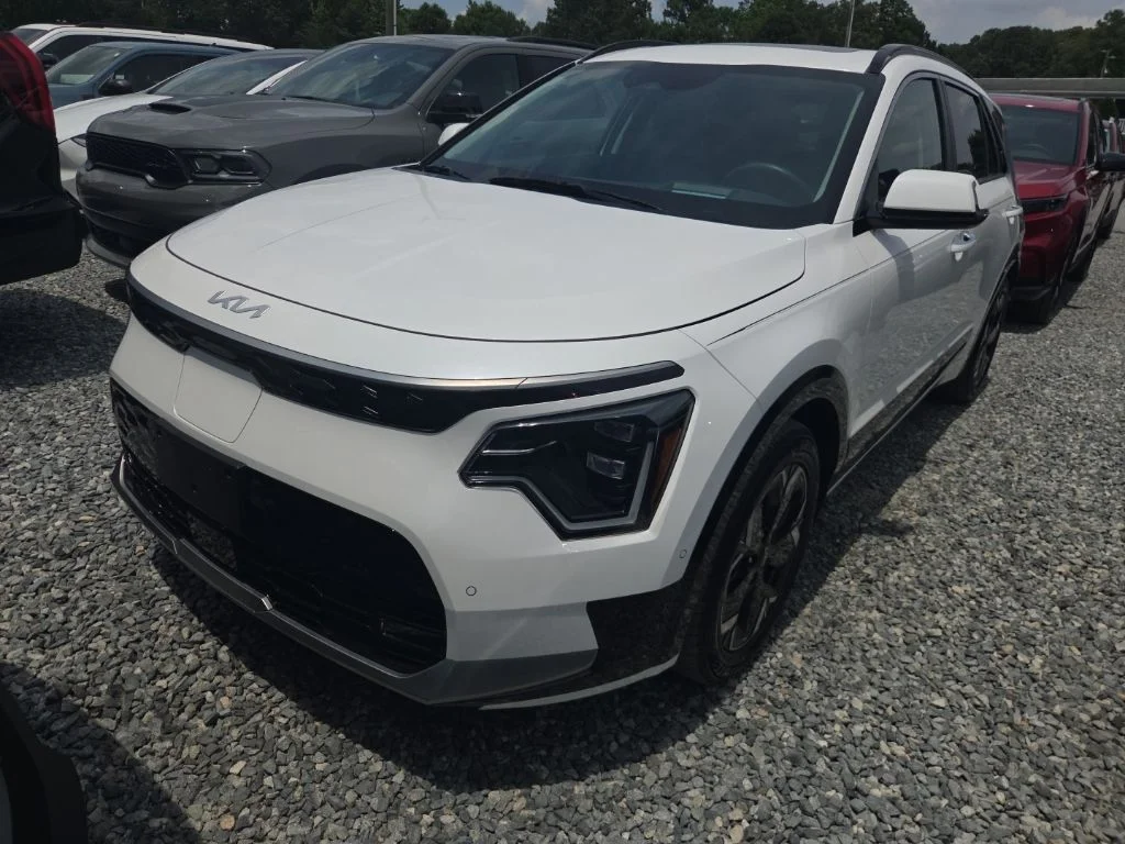 Used 2023 White Kia Wave image 1
