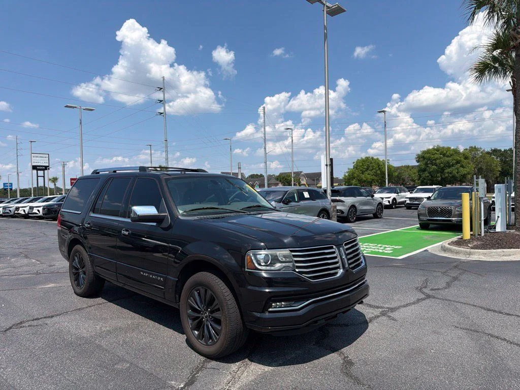 Used 2015 Tuxedo Black Metallic Lincoln Base image 1
