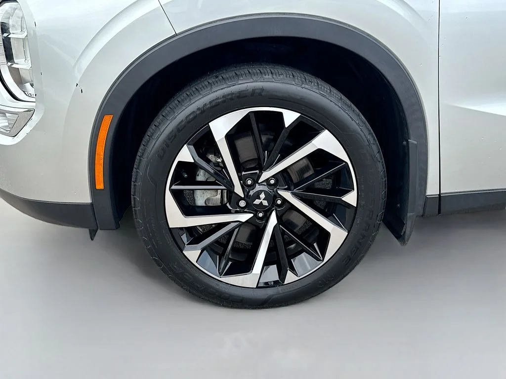 Used 2023 Alloy Silver Metallic Mitsubishi SE image 23