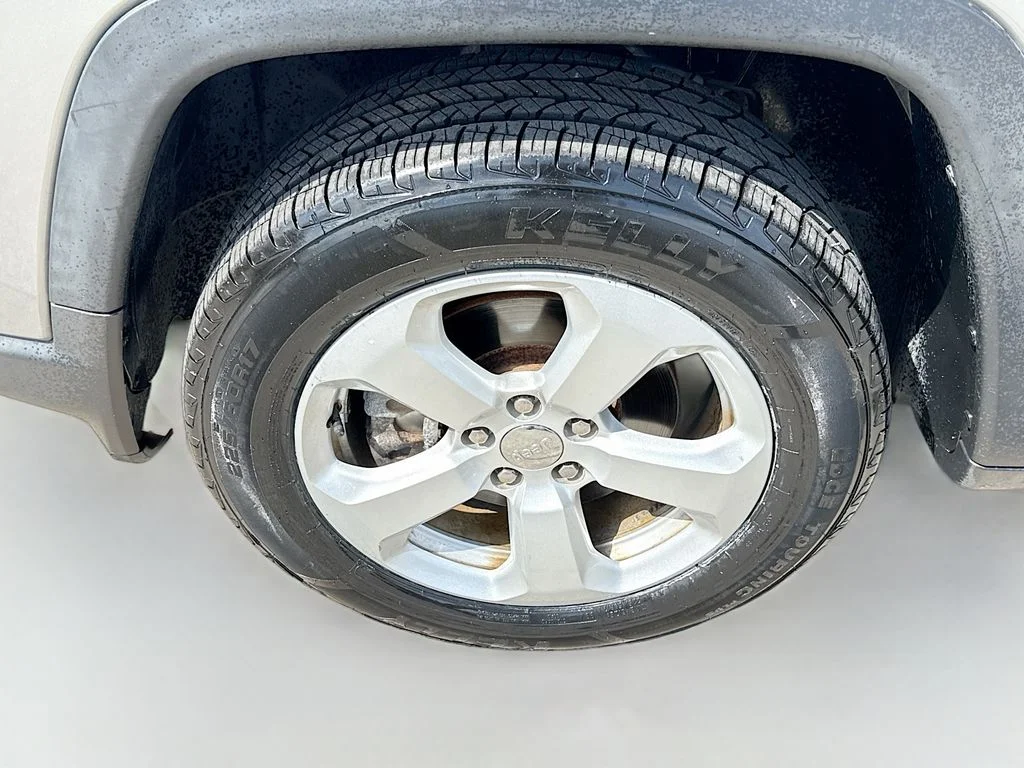 Used 2019 Billet Silver Metallic Clearcoat Jeep Latitude image 30