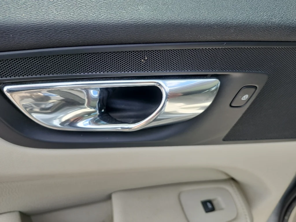 Used 2018 Electric Silver Metallic Volvo Momentum image 15