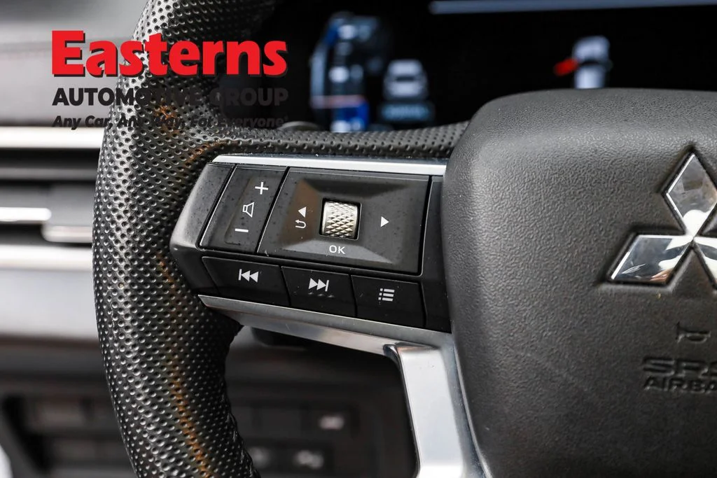 Used 2023 White Mitsubishi SE image 15