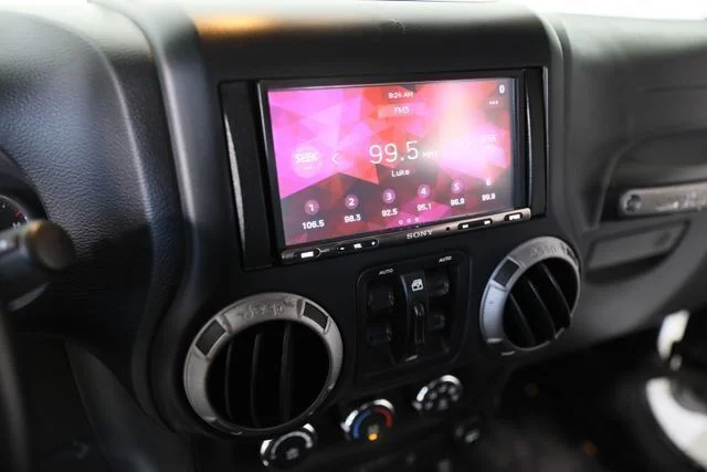 Used 2017 Silver Jeep  image 8