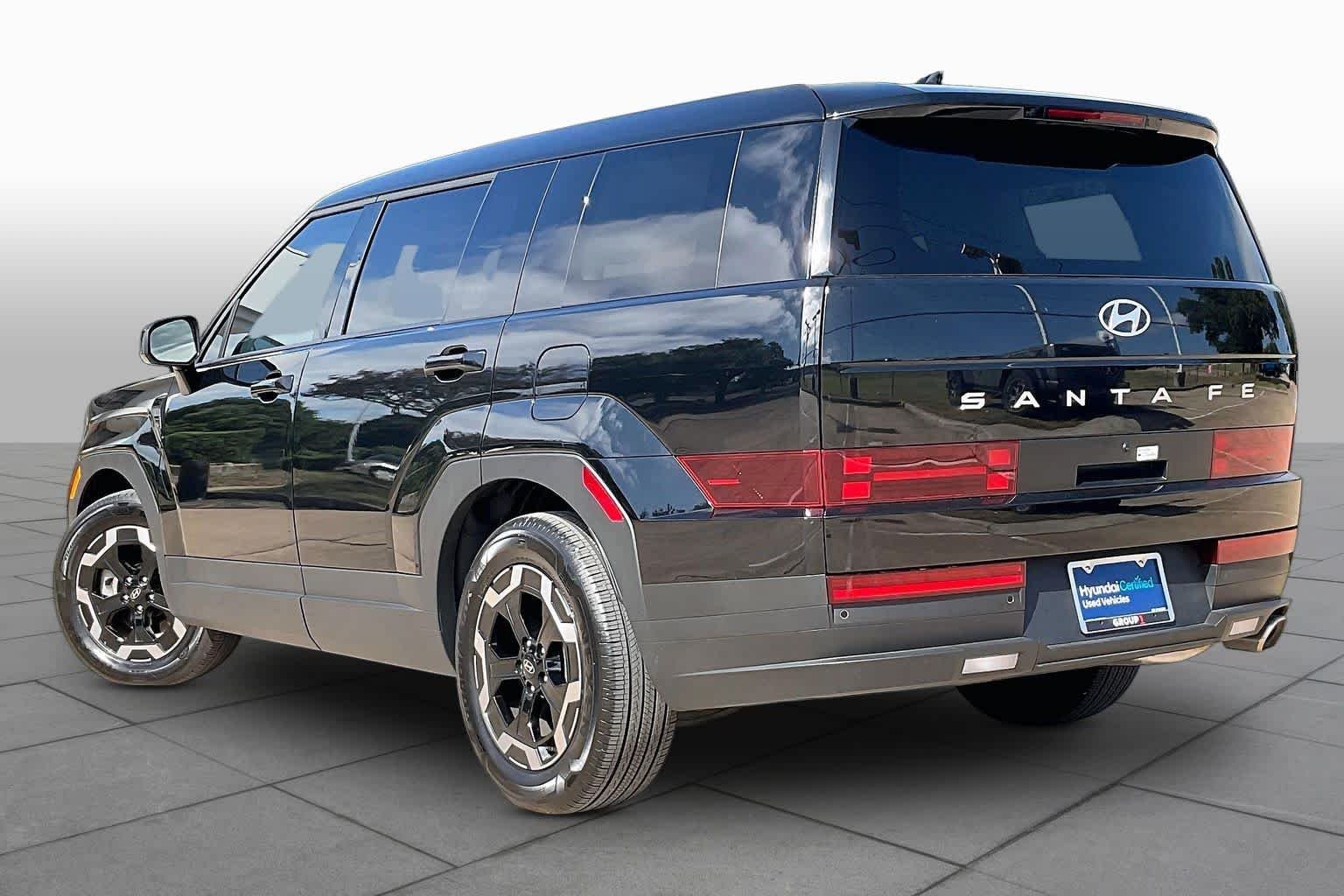Used 2025 Phantom Black Hyundai SE image 12