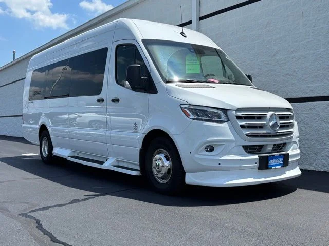 New 2026 White Mercedes-Benz Discovery Touring image 3