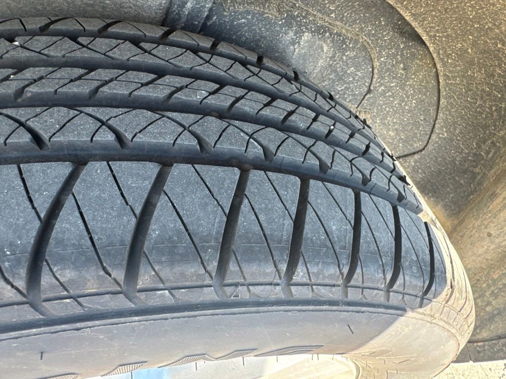 Used 2016  Jeep Latitude image 25