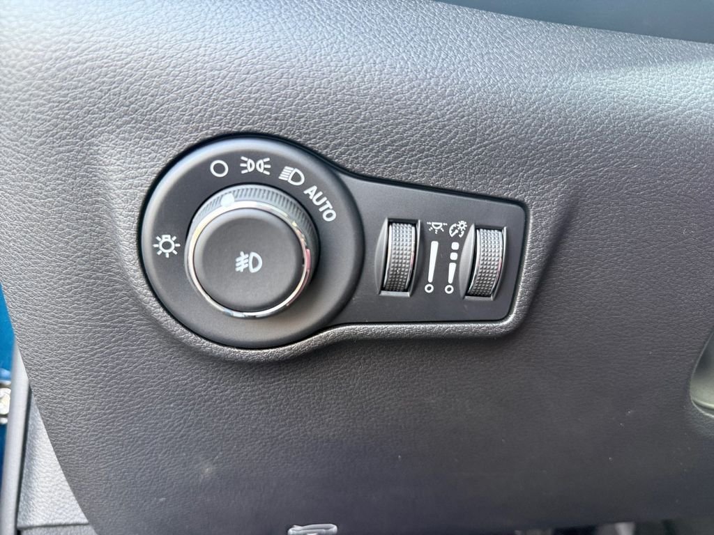 New 2026 Fathom Blue Pearl-Coat Exterior Paint Jeep Latitude image 25