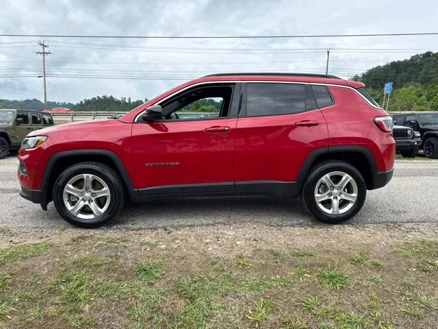 Used 2024  Jeep Latitude image 6