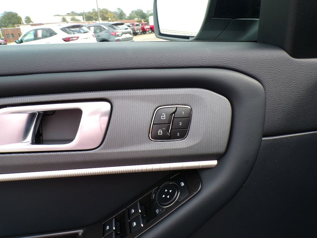 New 2026 Space White Metallic Ford ST-Line image 11