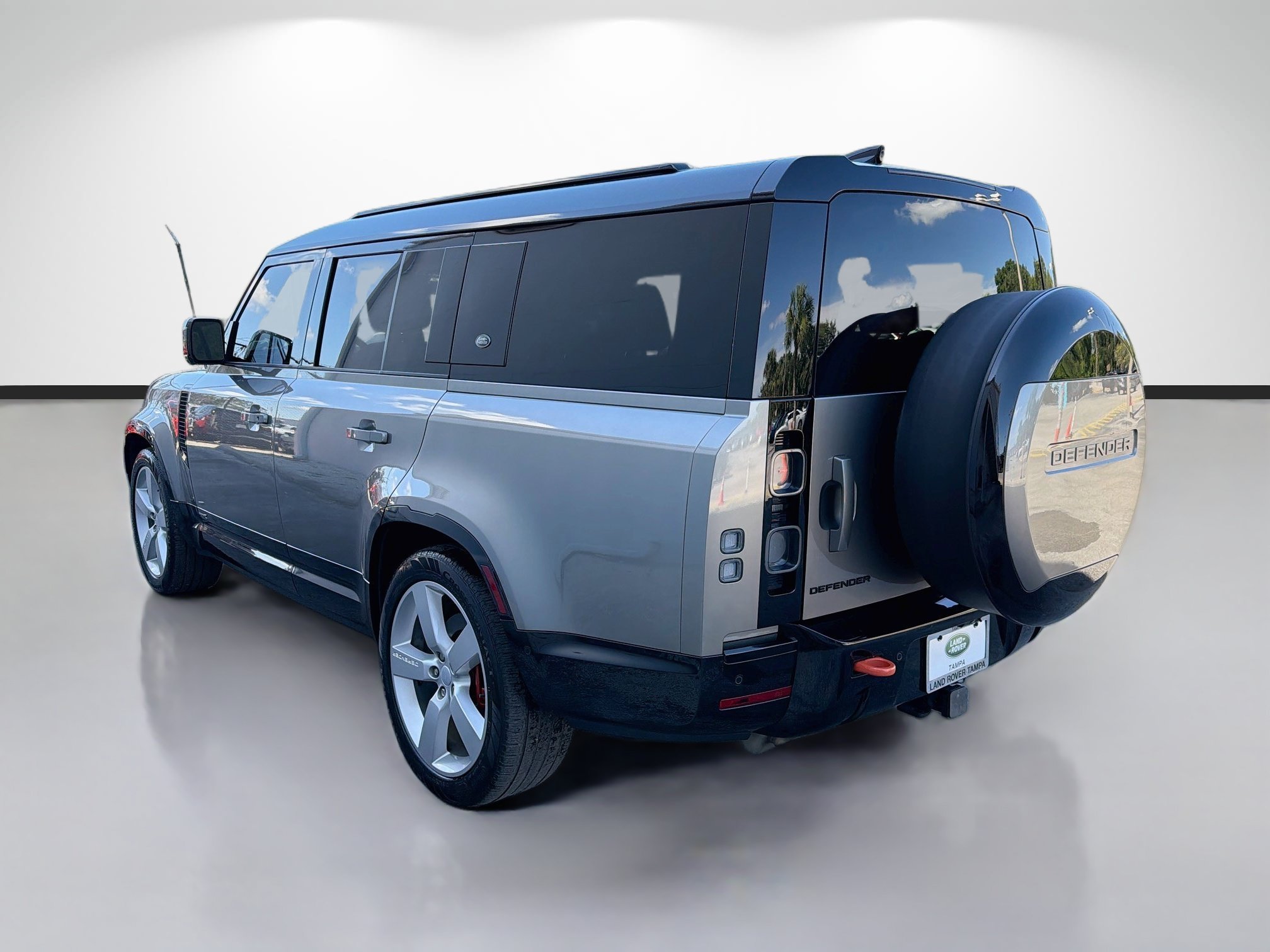 Used 2023 Silicon Silver Premium Metallic Land Rover X image 3