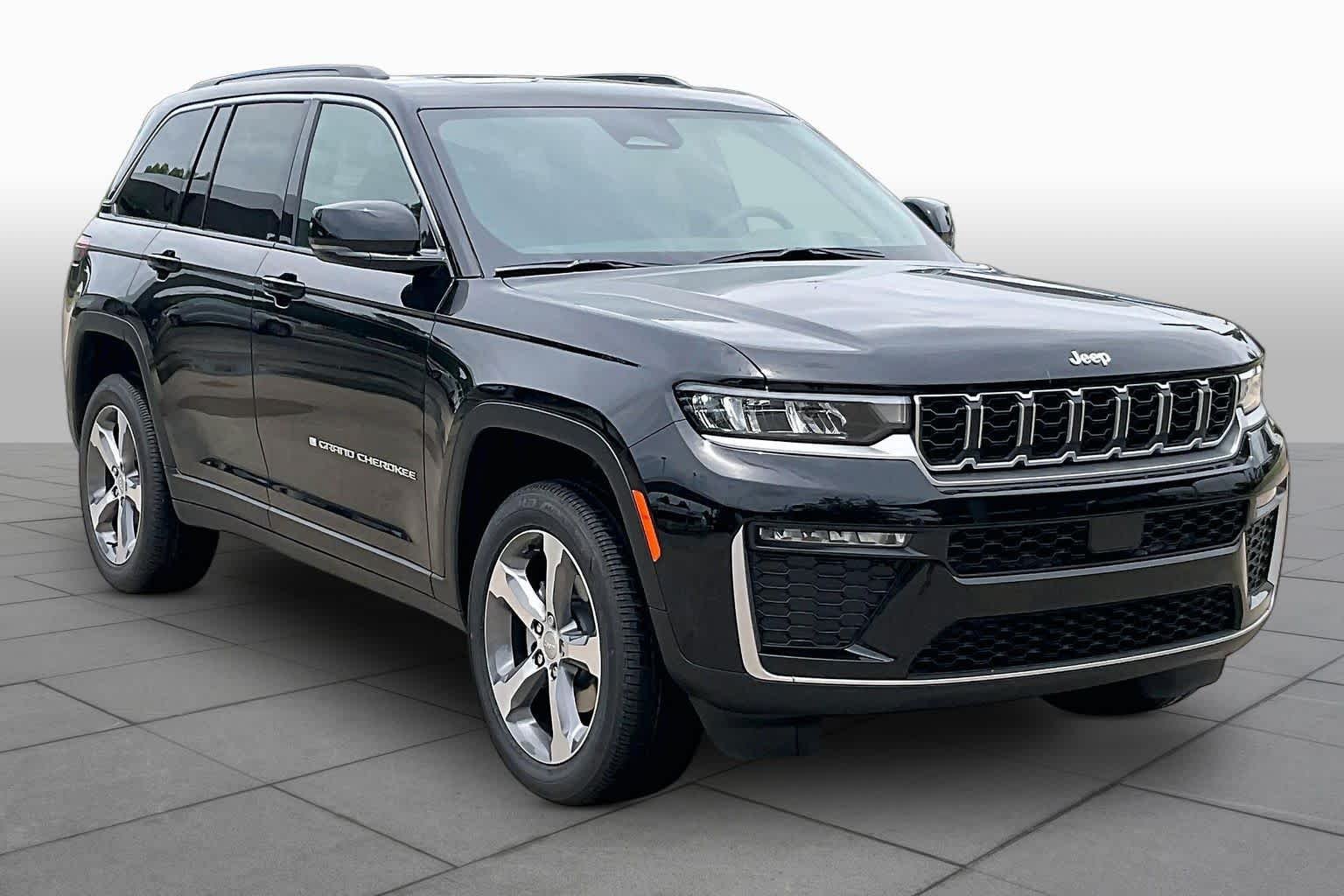 New 2026 Diamond Black Crystal Pearl-Coat Exterior Paint Jeep Limited image 2