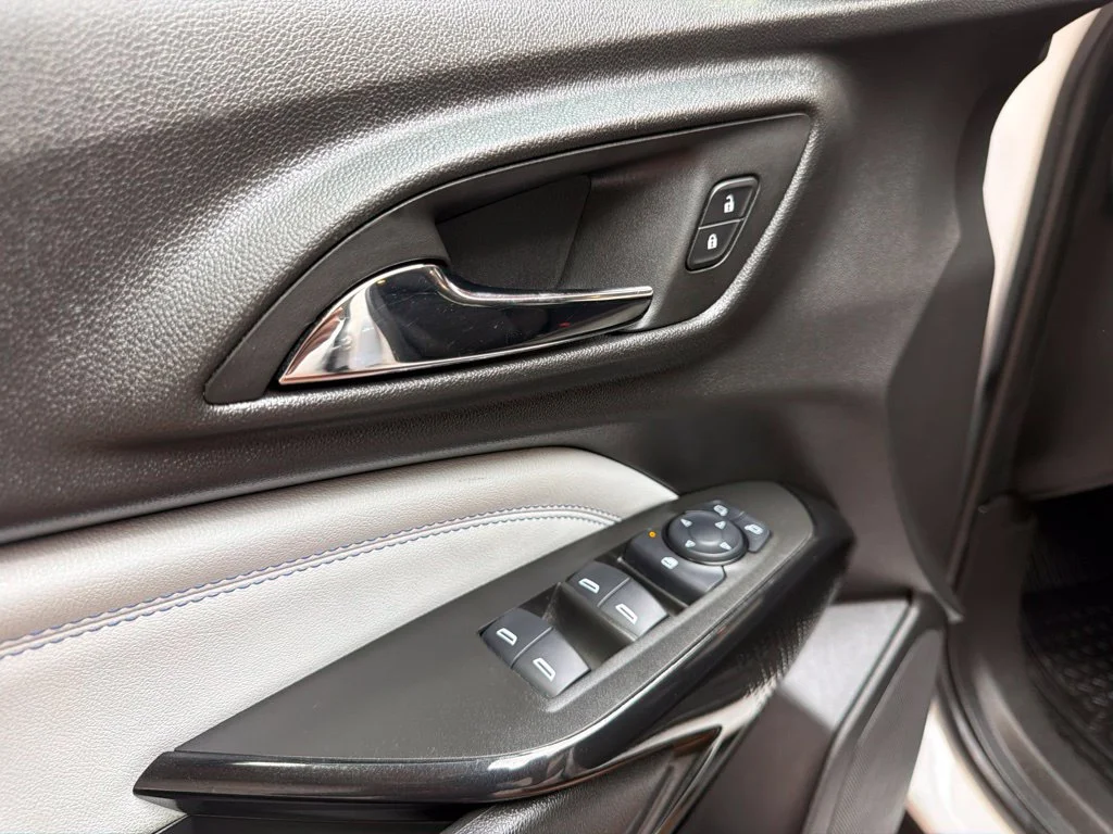 Used 2025 Summit White Chevrolet LT image 28