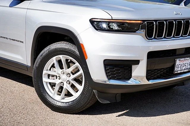 Used 2023 Silver Jeep Laredo image 3