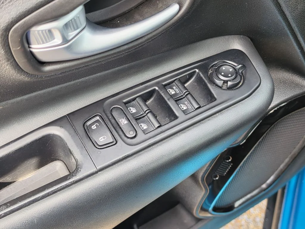 Used 2019 Teal Jeep Latitude image 28