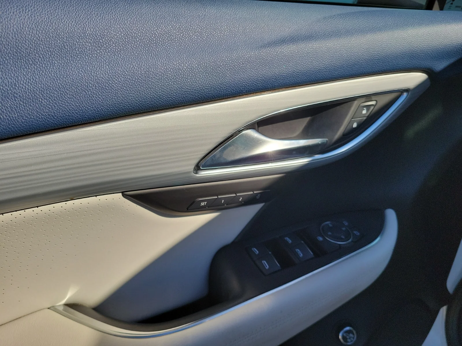 Used 2025 White Buick Avenir AWD image 11