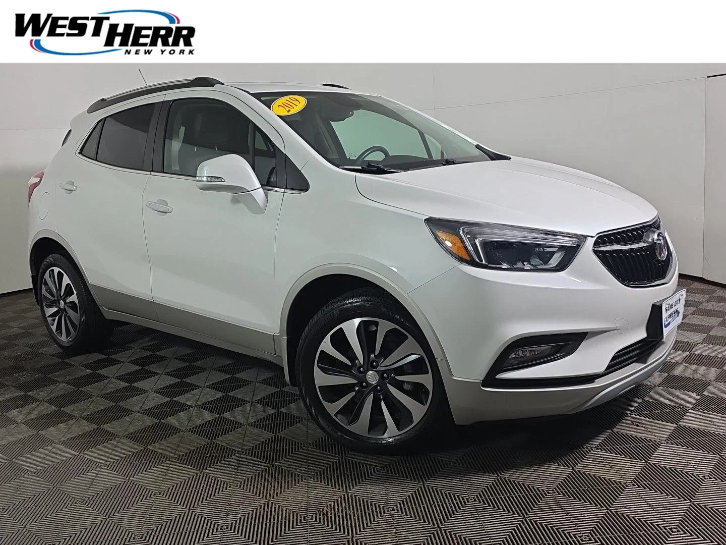 Used 2019 White Frost Tricoat Buick Essence image 1