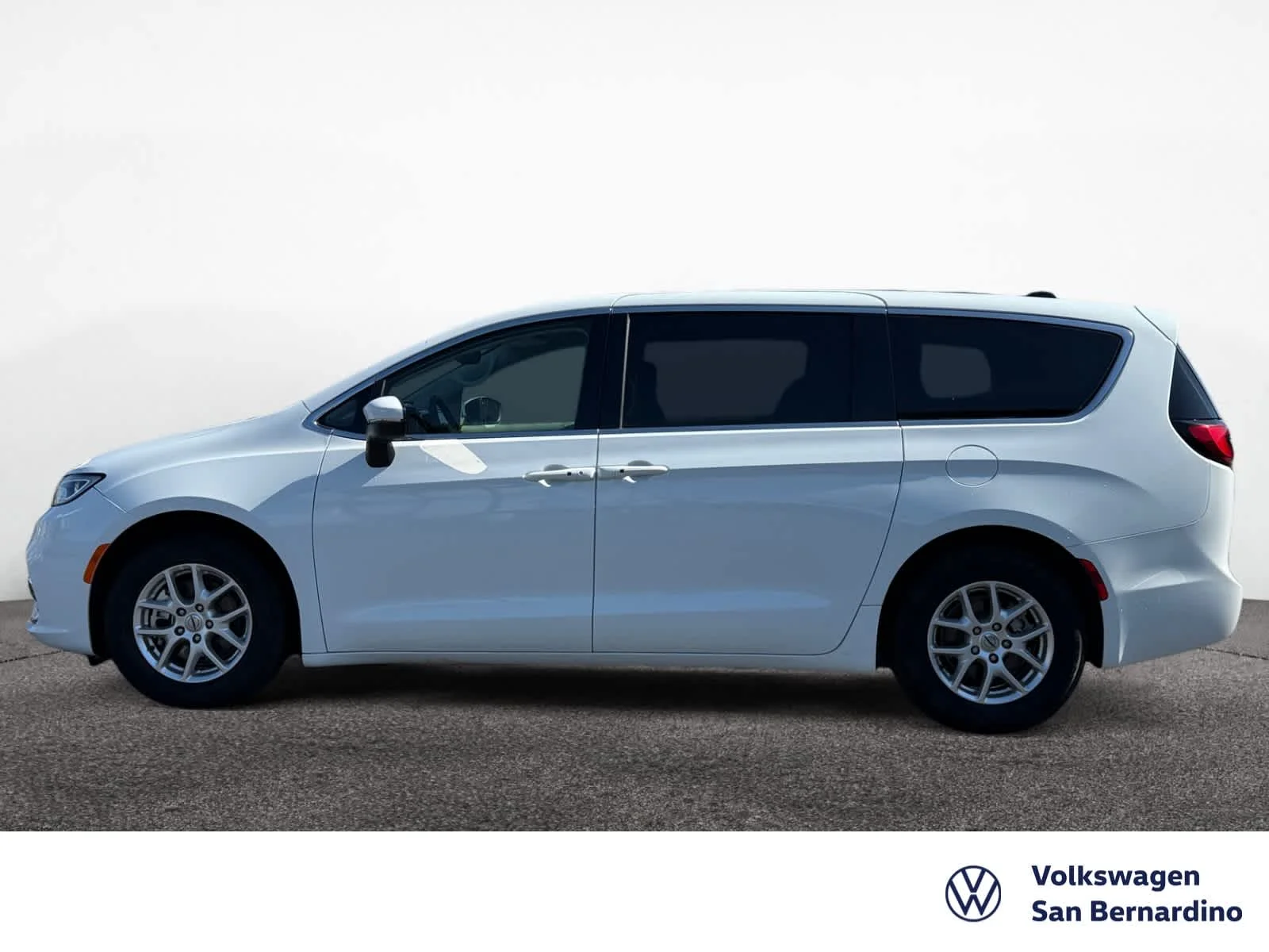Used 2023 Bright White Clearcoat Chrysler Touring L image 8