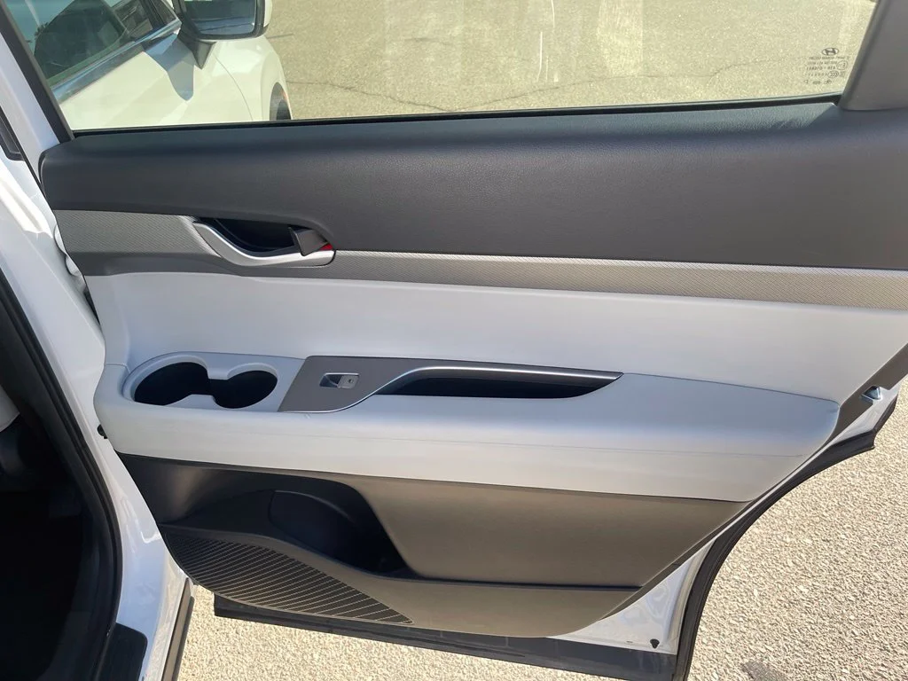 Used 2025 Hyper White Hyundai SEL image 29
