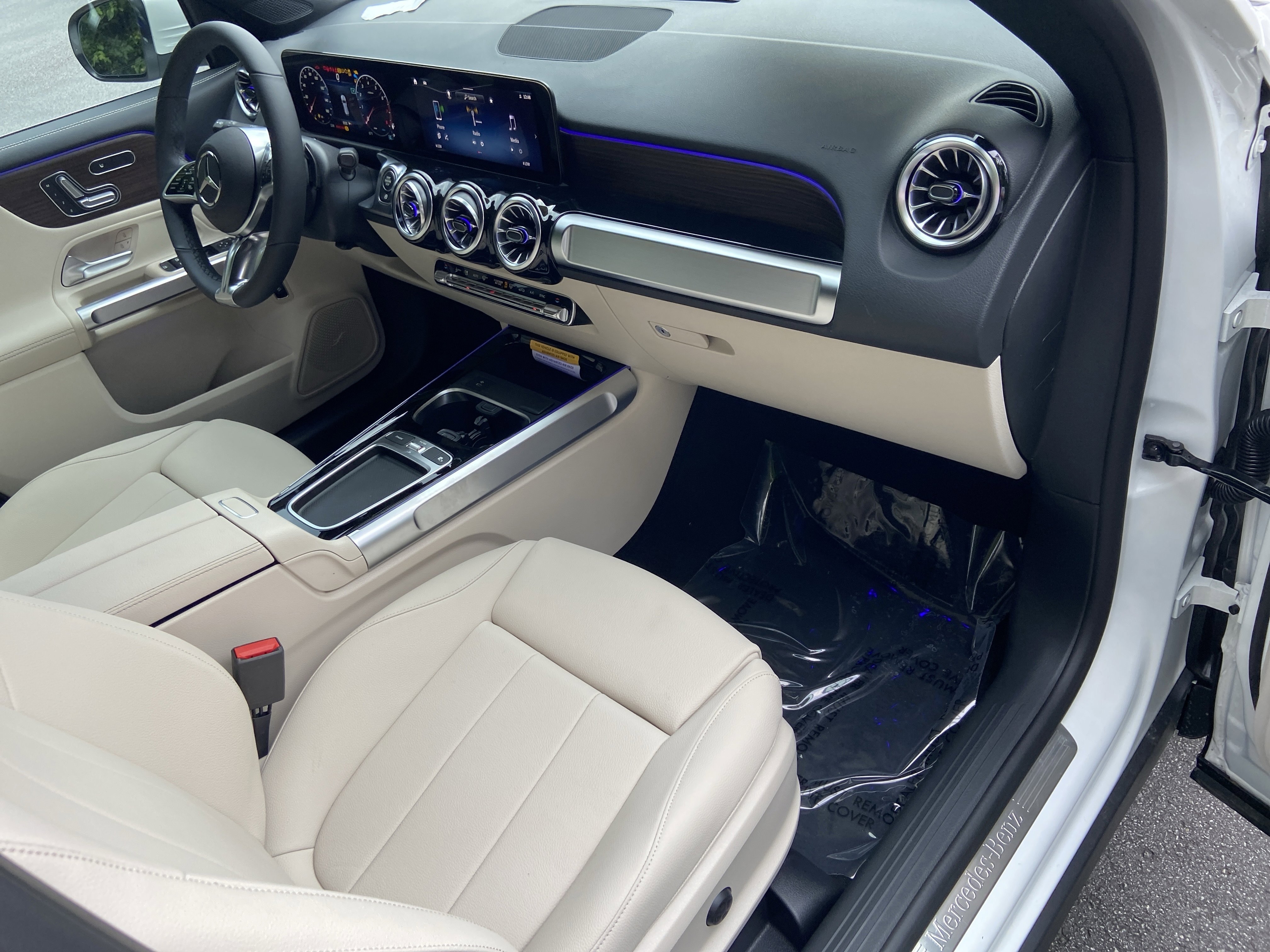New 2026 Polar White Mercedes-Benz GLB 250 SUV image 42