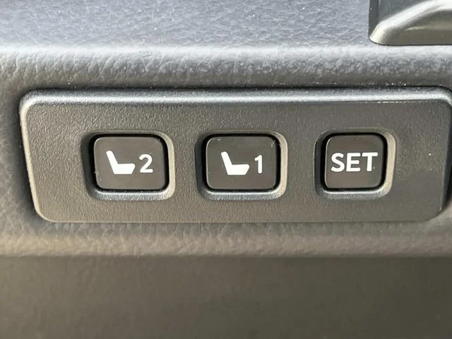 Used 2022 White Lexus 460 image 32