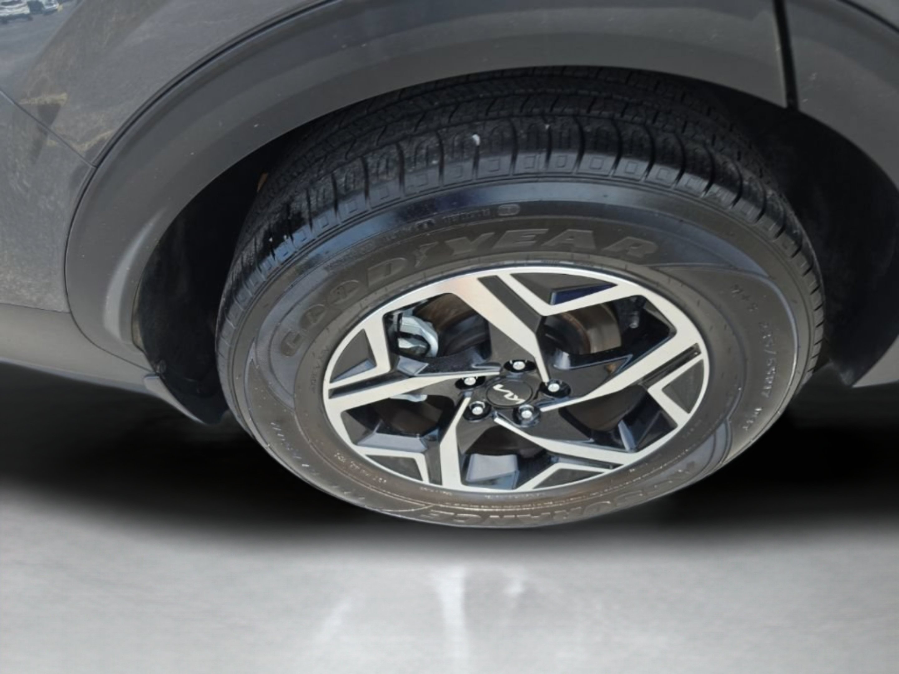 Used 2023  Kia LX image 30