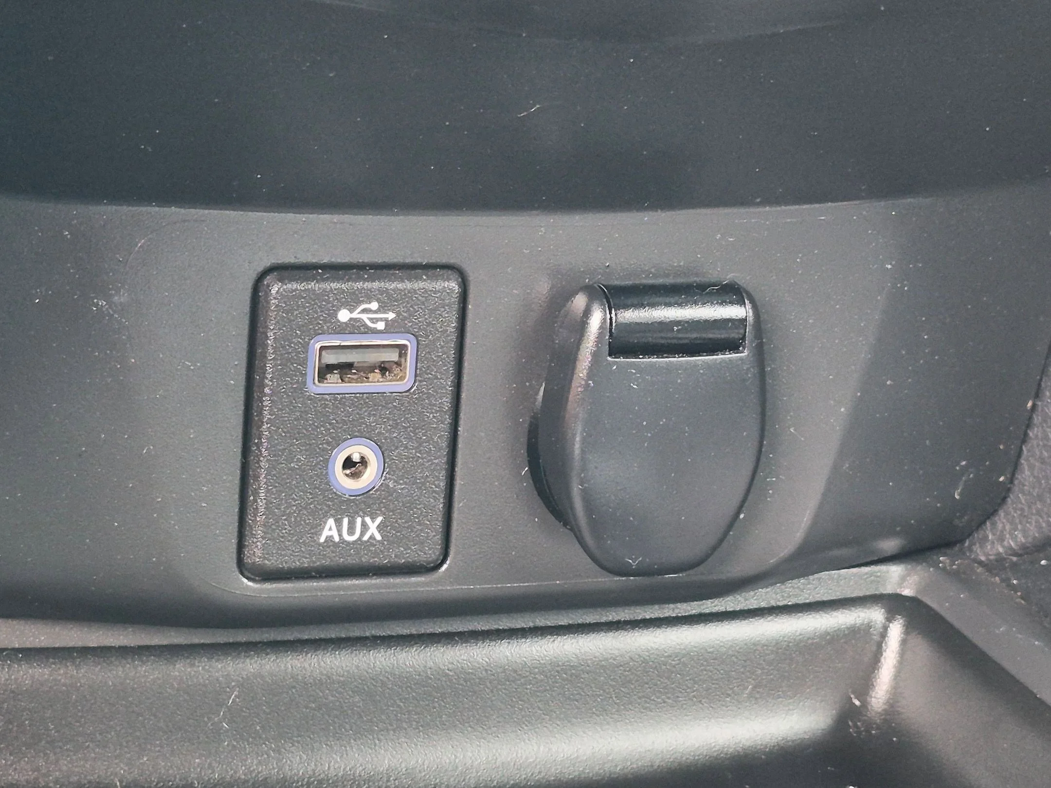 Used 2017 Brilliant Silver Nissan SL image 21