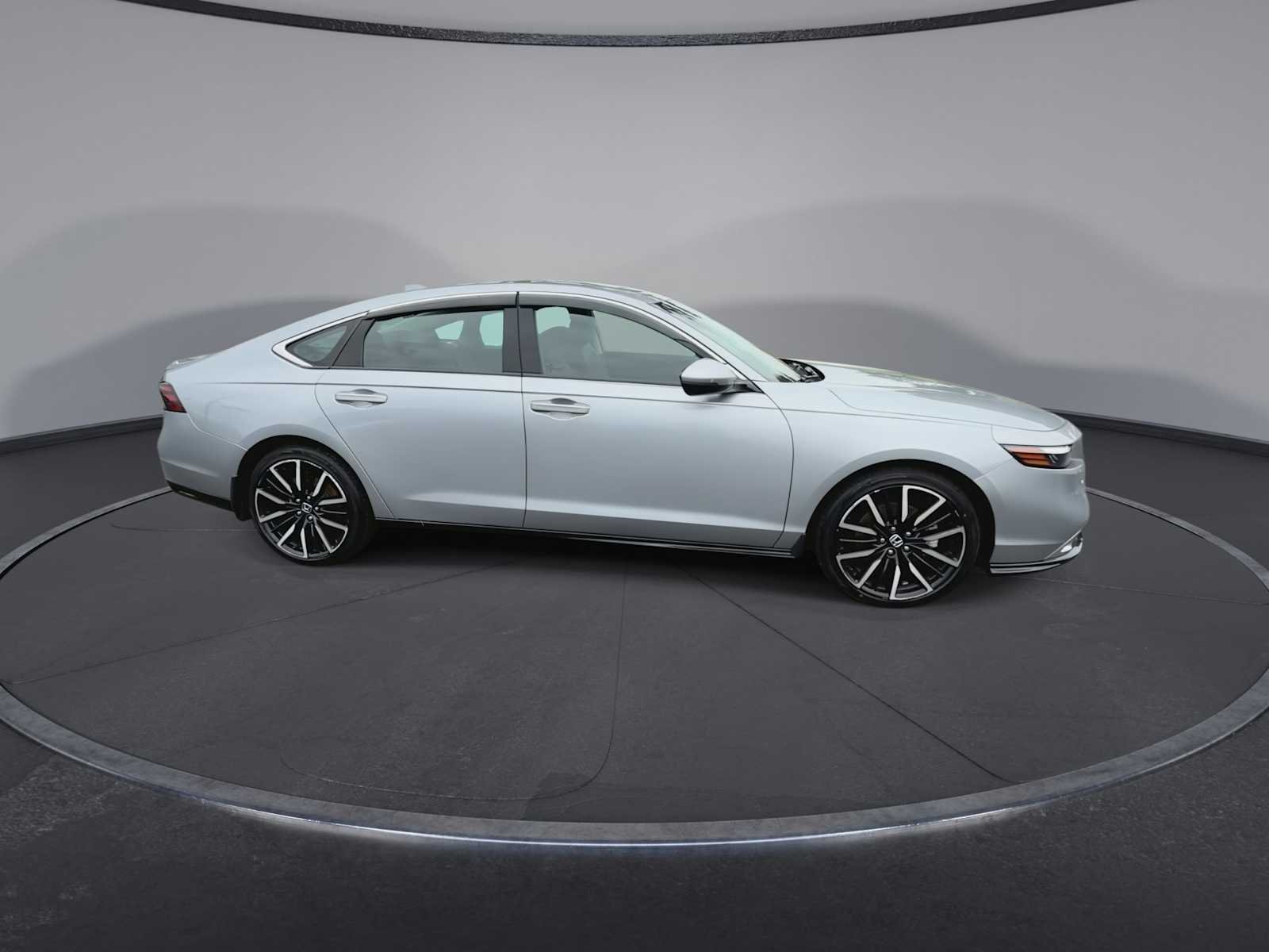 Used 2023 Lunar Silver Metallic Honda Touring image 9