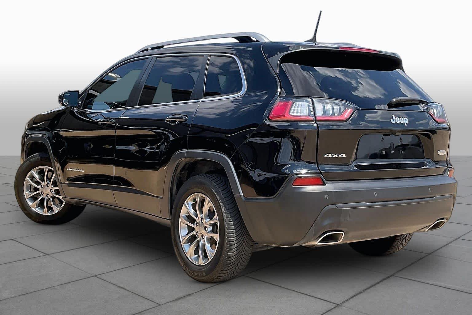 Used 2021 Diamond Black Crystal Pearlcoat Jeep Latitude Lux image 12