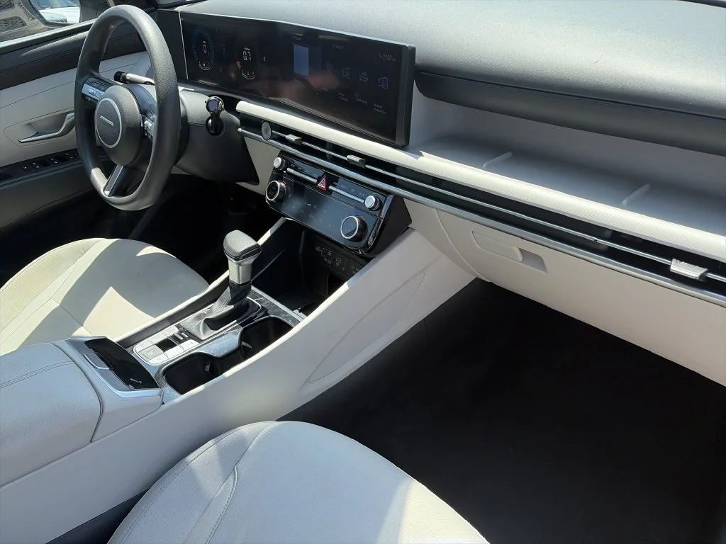 Used 2025 White Hyundai SEL image 32