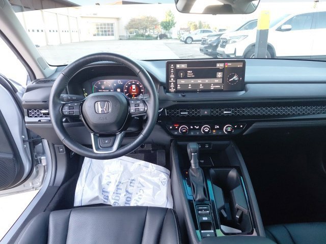Used 2025 Solar Silver Metallic Honda Touring image 29