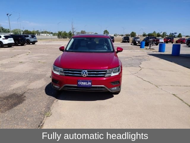 Used 2018 Cardinal Red Metallic Volkswagen 2.0T SEL image 9